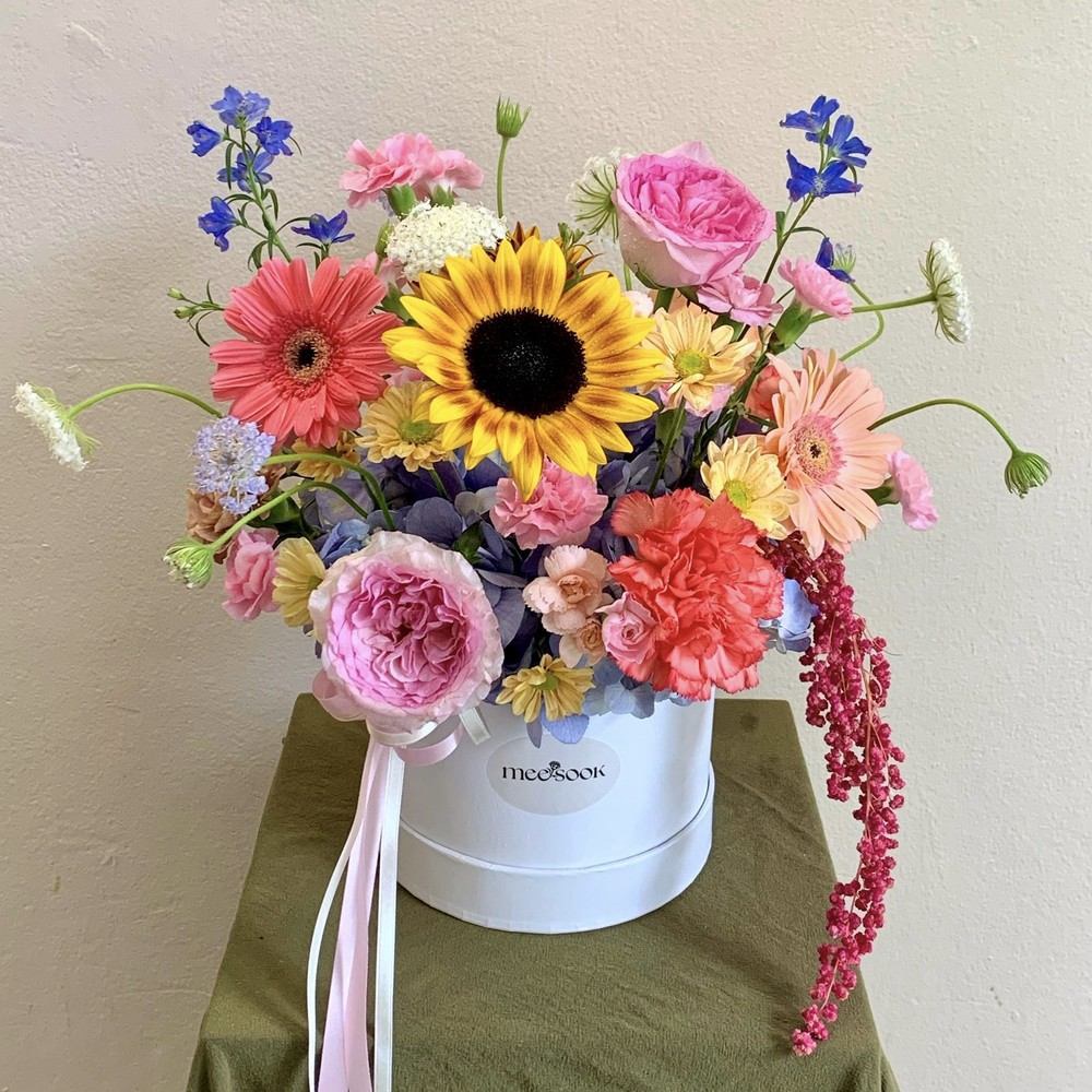 กล่องดอกไม้ Full Bloom โทนสายรุ้งจากมีสุข