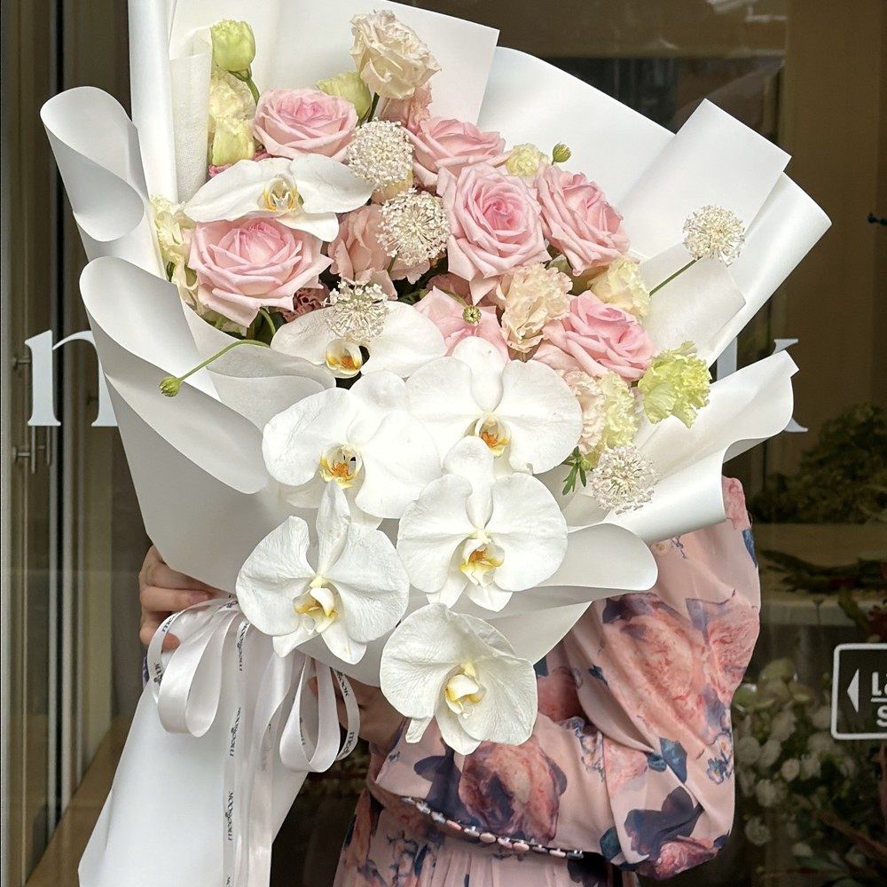 ช่อดอกไม้โทนชมพูหวาน Gentle Elegance ไซส์ M+