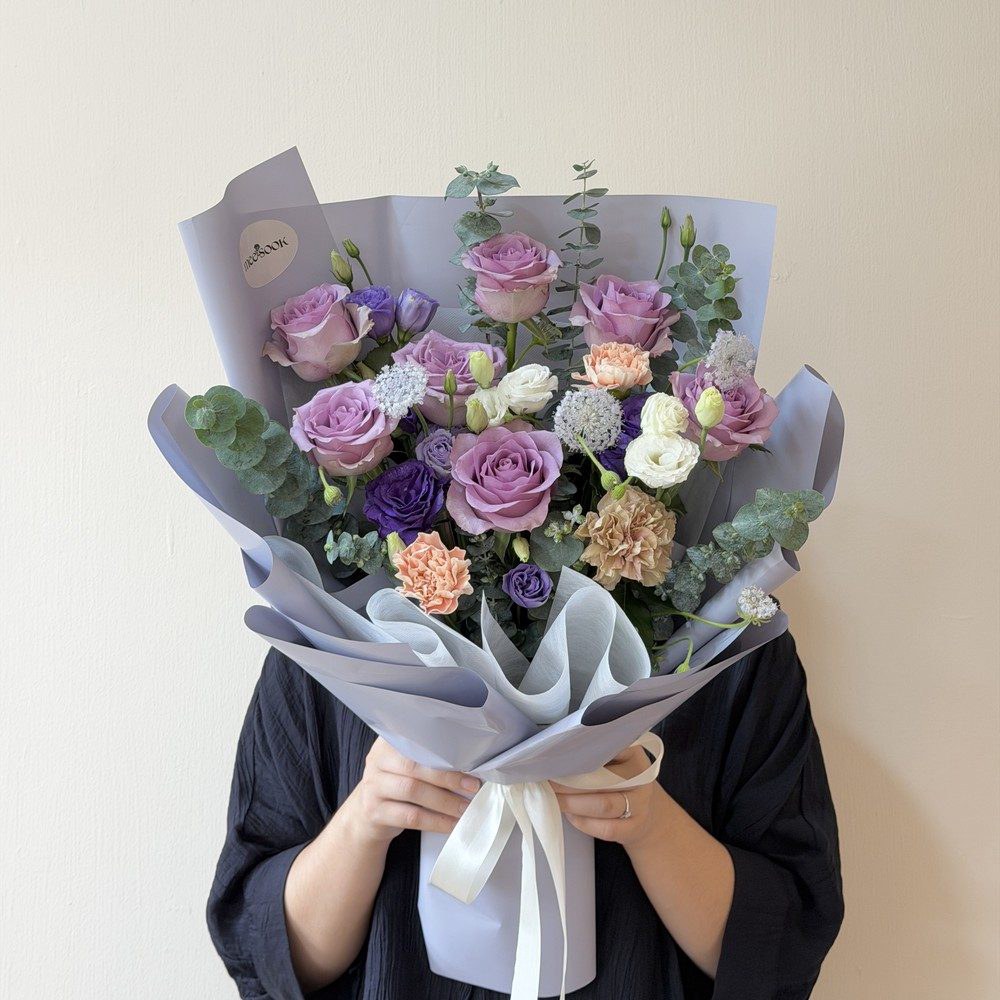 ช่อดอกไม้รับปริญญาโทนม่วงหรู จากคอลเลกชัน Gentle Elegance