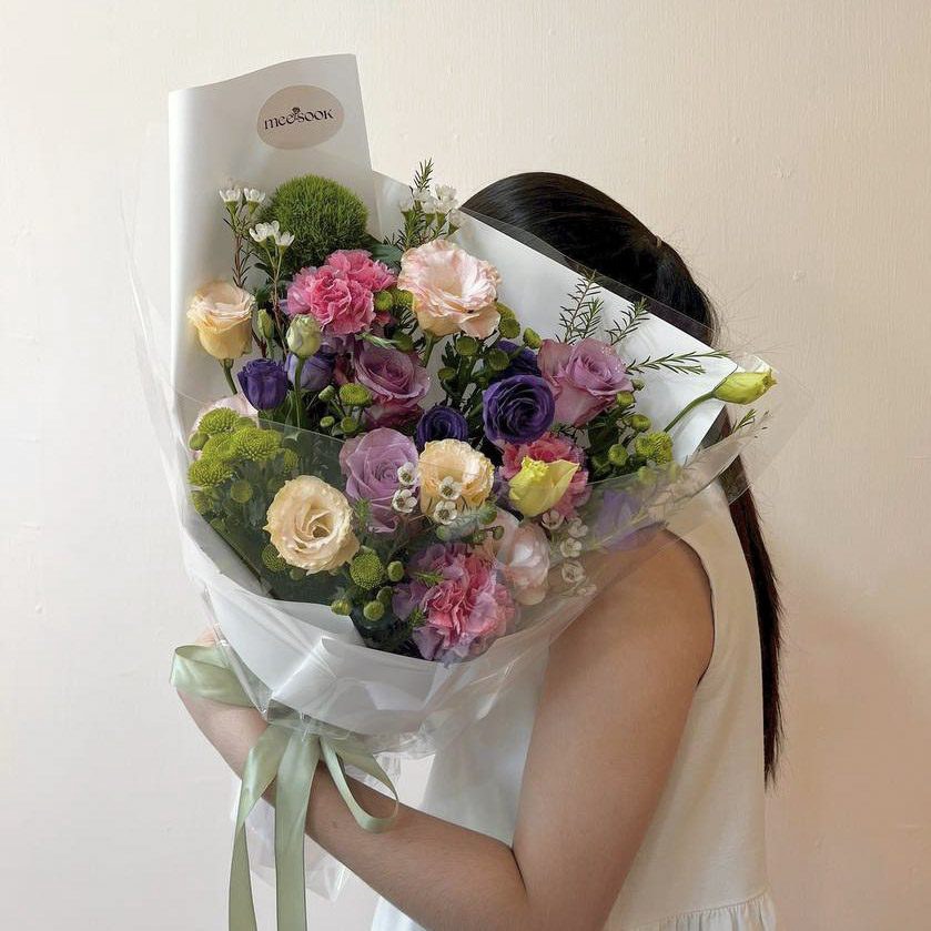 ช่อดอกไม้ Romantic Garden RG-B01 โทนม่วง ชมพู เขียว ห่อกระดาษสีขาว