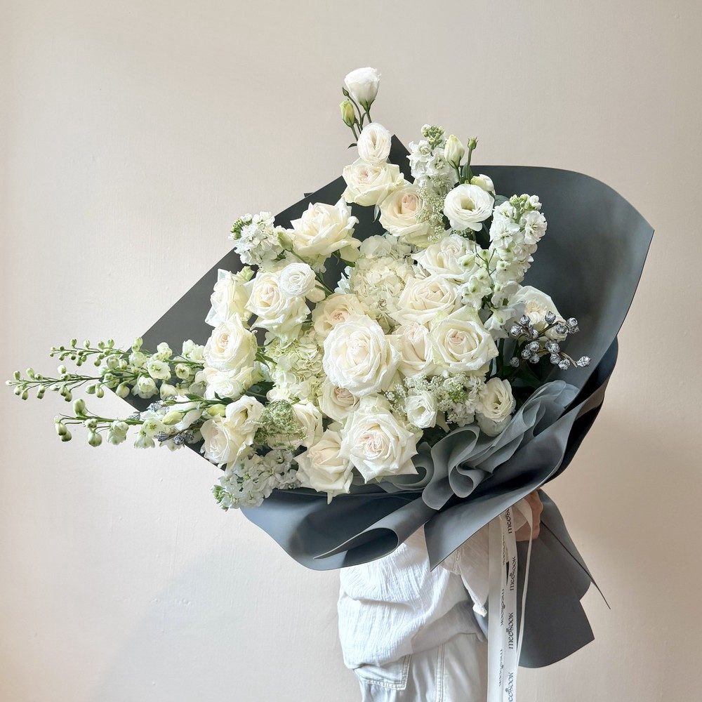 ช่อดอกไม้ Gentle Elegance โทนขาว รายละเอียดการจัดช่อ