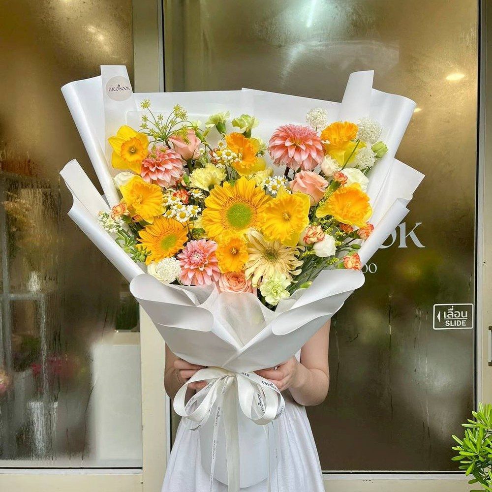 ช่อดอกไม้ Little Sunshine โทนเหลืองส้ม มุมใกล้