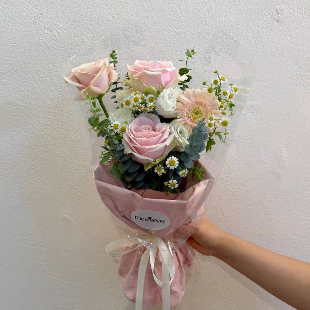 ช่อดอกไม้รับปริญญาโทนชมพูพีชพาสเทลราคาประหยัด