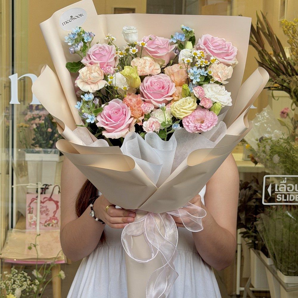 ดีเทลช่อ Romantic Garden ห่อกระดาษครีมโบผ้าโปร่ง