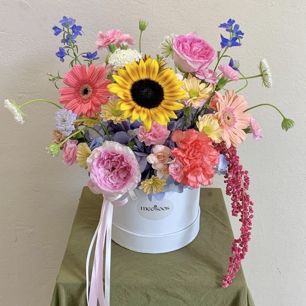 กล่องดอกไม้ Full Bloom มุมใกล้ ริบบิ้นชมพู