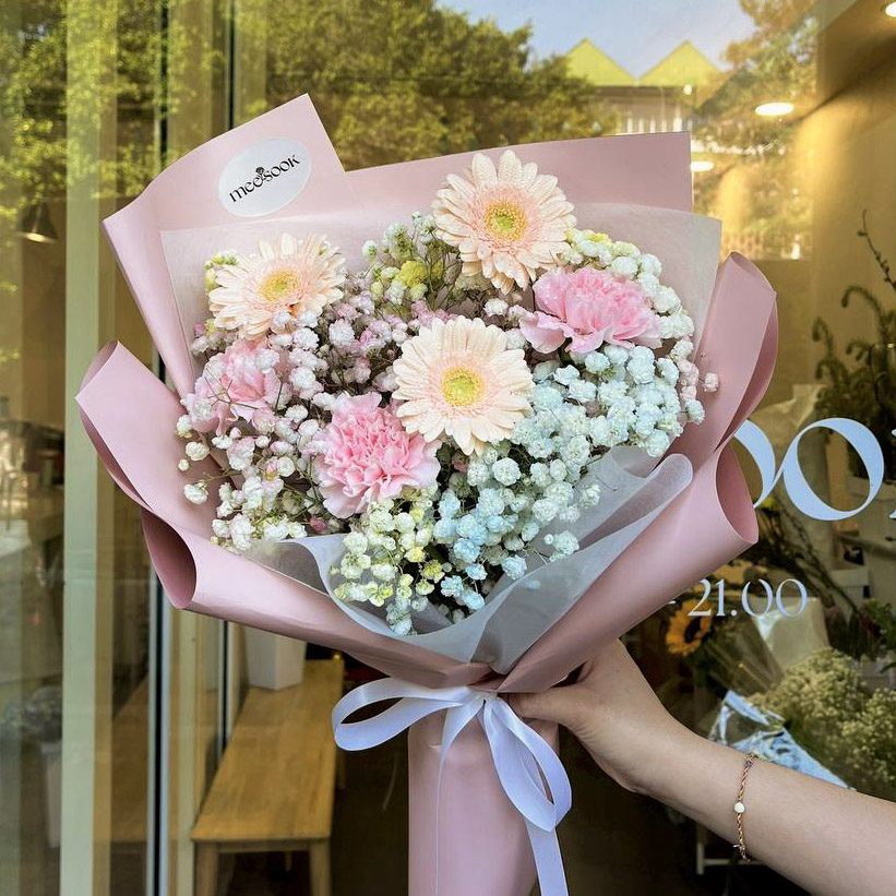 ระยะใกล้ช่อดอกไม้ Airy Garden กลีบเจอร์เบอร่าและคาร์เนชันพาสเทล