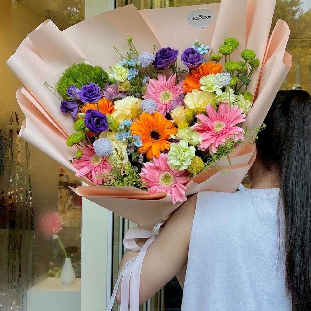 ช่อดอกไม้หลากสี ชมพู ส้ม เขียว และม่วง สดใสมีชีวิตชีวา
