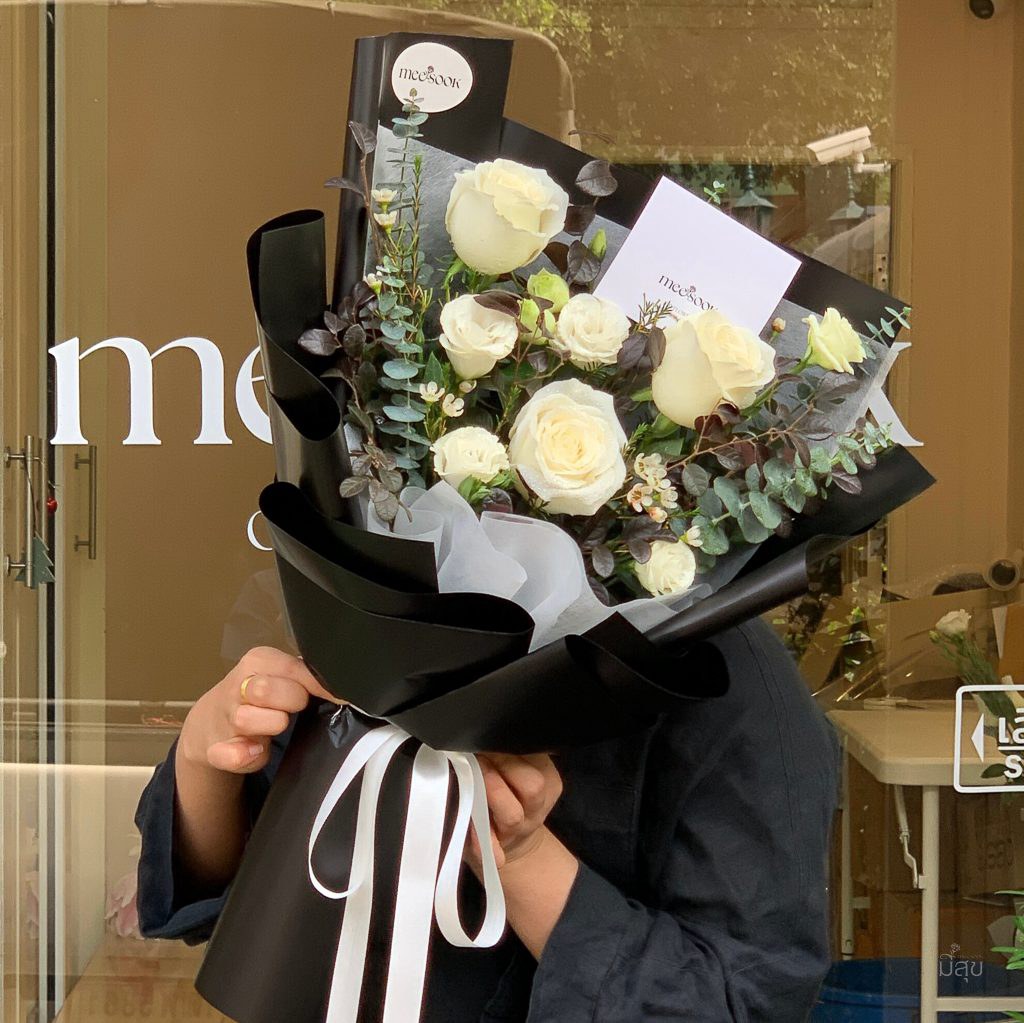 ช่อดอกไม้โทนขาว-เขียว ห่อกระดาษสีดำ ริบบิ้นขาว จากคอลเลกชัน Modern Elegance