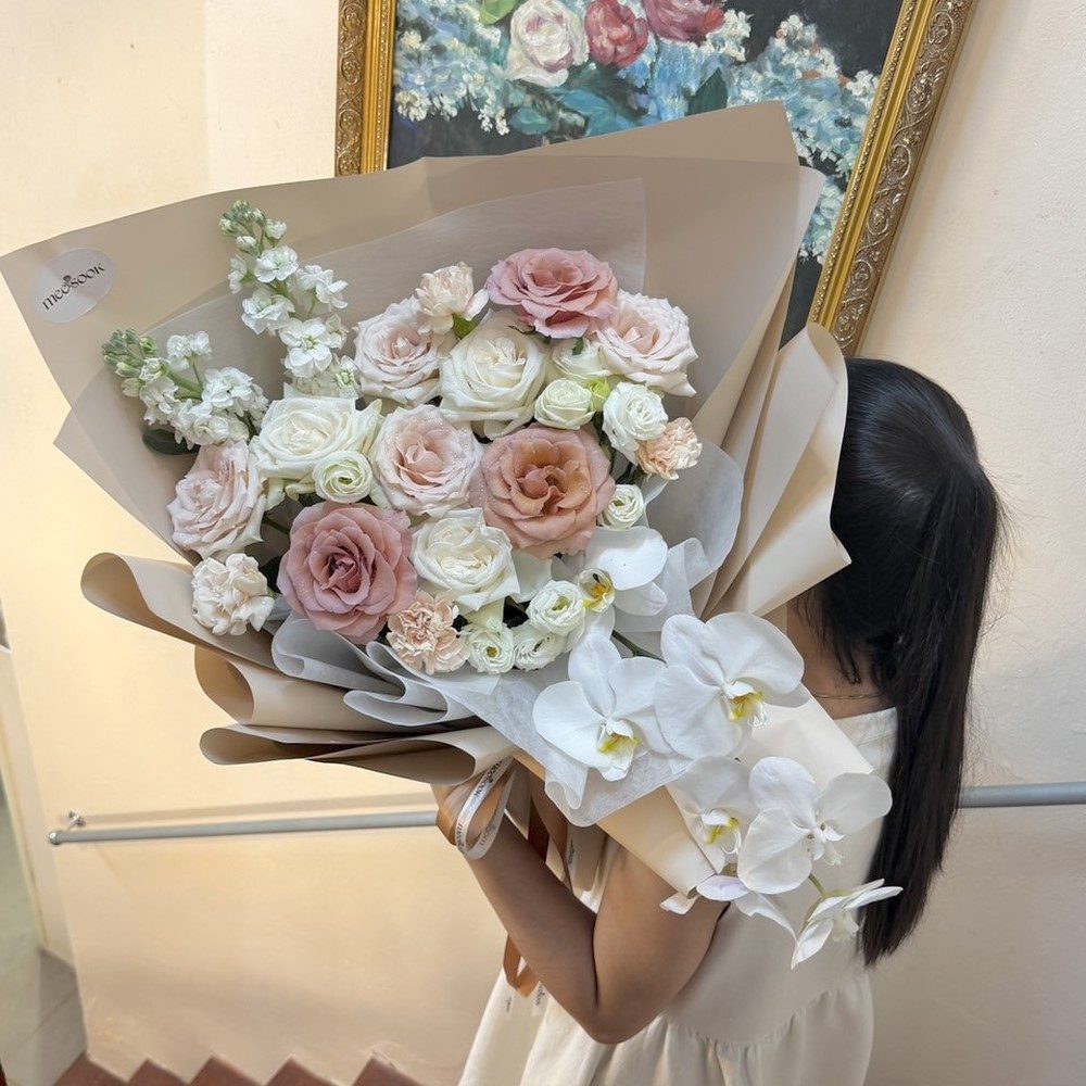 ช่อดอกไม้ ME-B08 โทนขาว-ครีมและชมพูอมน้ำตาล ห่อกระดาษสีเบจ