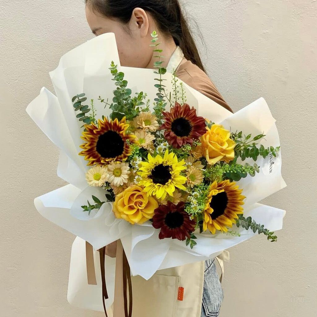 ช่อดอกไม้โทนเหลืองและน้ำตาลแดง ห่อกระดาษสีขาว คอลเลกชัน Little Sunshine ร้านมีสุข