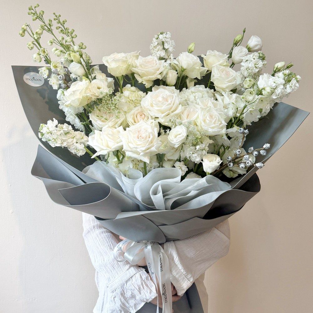 ช่อดอกไม้ Gentle Elegance โทนขาว มุมด้านข้าง