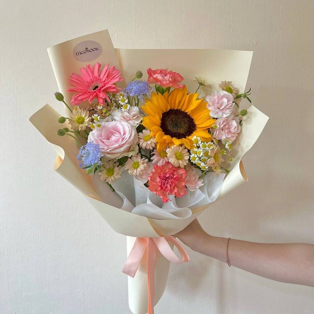 ช่อดอกไม้โทนอบอุ่นจัดโดยเด็กในกิจกรรมเวิร์คช็อปครอบครัว