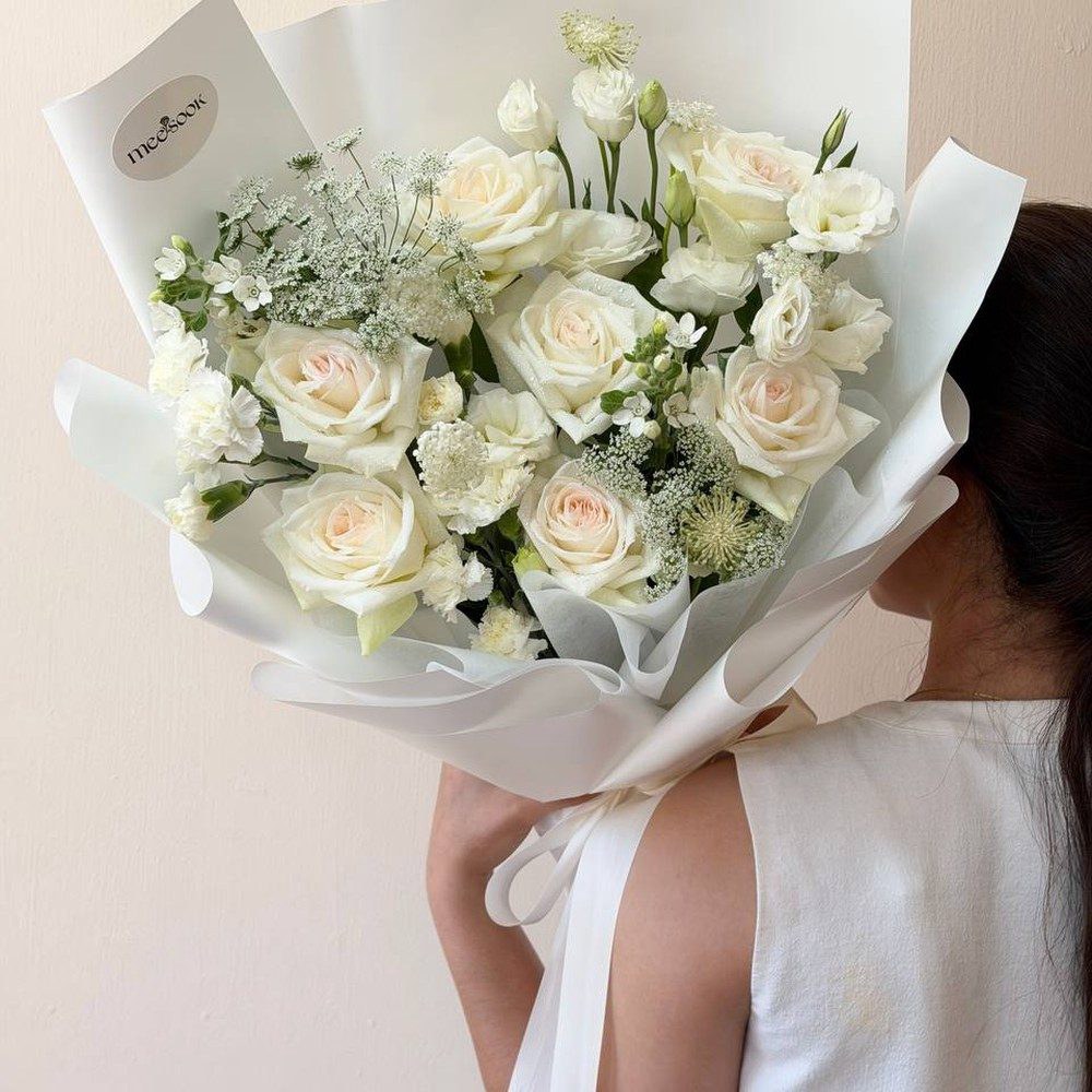 ช่อดอกไม้รับปริญญาโทนขาวมินิมอล
