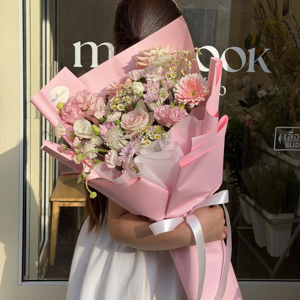 ช่อดอกไม้โทนชมพูพาสเทลแซมขาว จัดเองที่ร้านมีสุข
