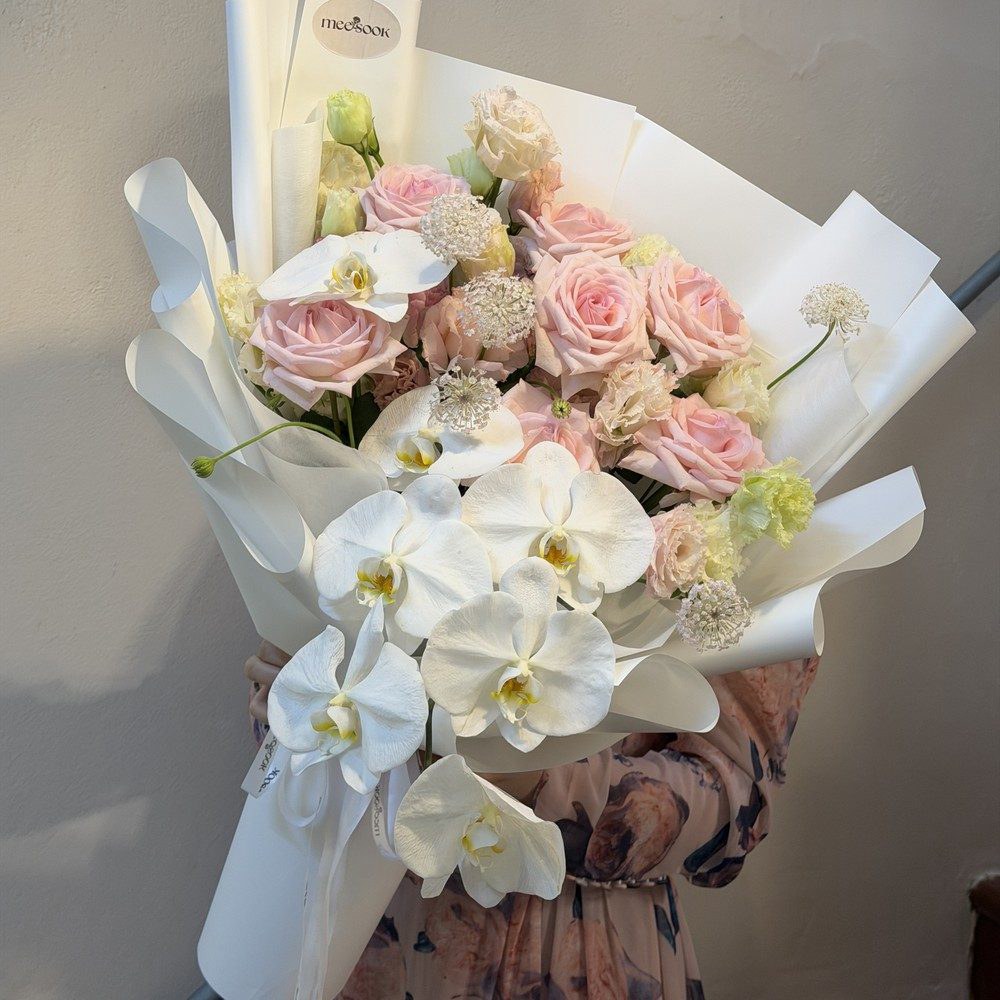 ช่อดอกไม้ Gentle Elegance โทนชมพูมุมใกล้