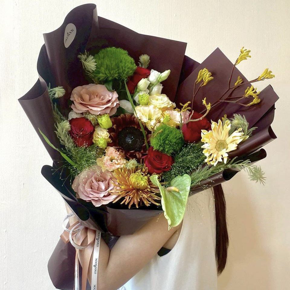 ช่อดอกไม้โทนเขียว-แดง Playful Garden มุมข้าง
