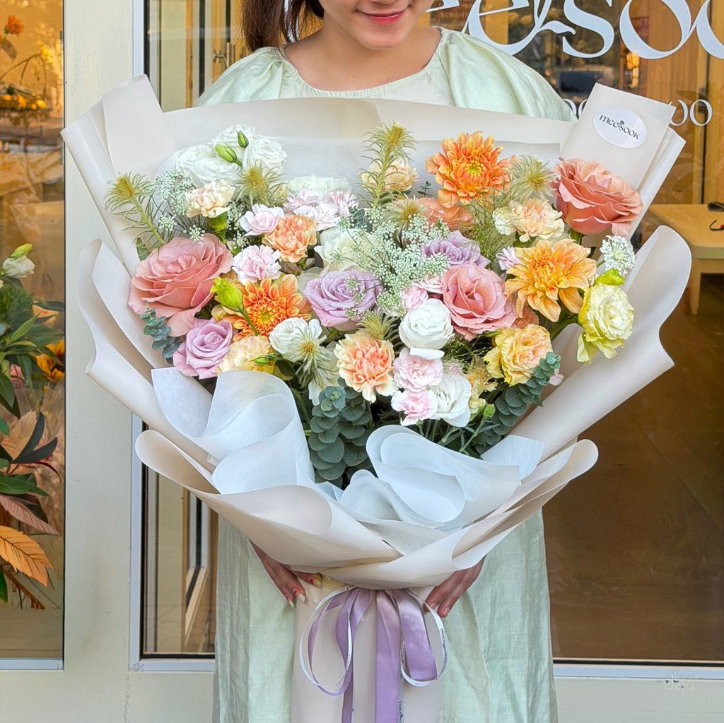 ช่อดอกไม้ Gentle Elegance มุมด้านข้าง โทนเอิร์ธม่วง