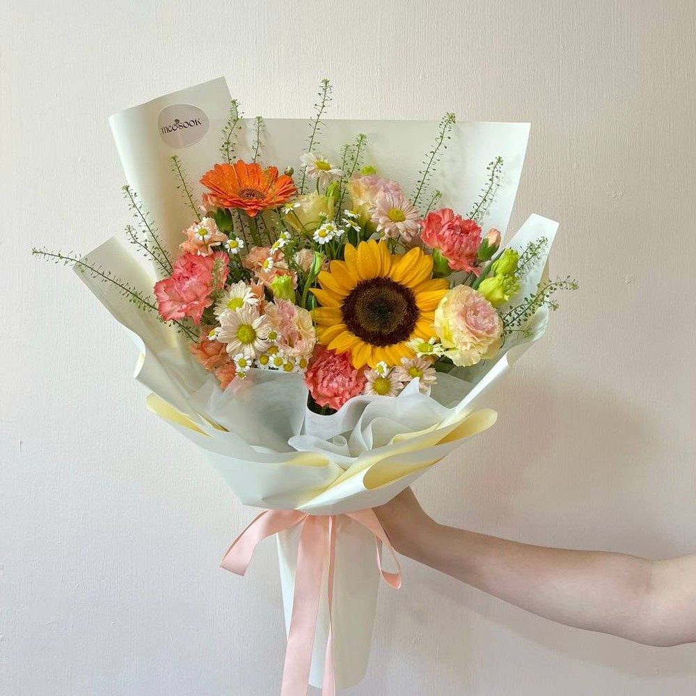ช่อดอกไม้ขนาดถือสบาย โทนเหลืองส้ม ผูกริบบิ้นสีพีช