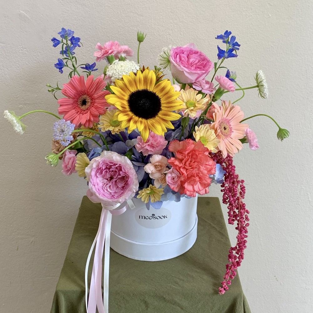กล่องดอกไม้ Full Bloom โทนเหลือง ส้ม ชมพู ผูกริบบิ้นสีชมพูอ่อน