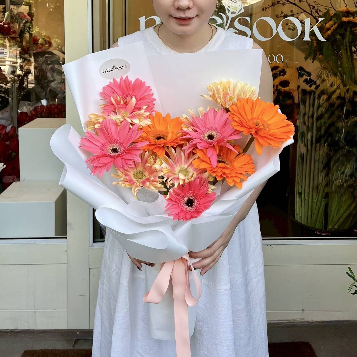 ช่อ Mixed Gerbera ห่อกระดาษขาวโบว์พีช