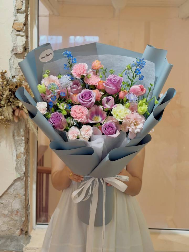 ช่อดอกไม้ม่วงชมพูฟ้า Gentle Elegance จากร้านมีสุข
