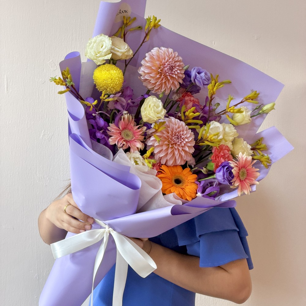 Violet Pop ช่อดอกไม้โทนม่วงส้มเหลือง จากร้านมีสุข