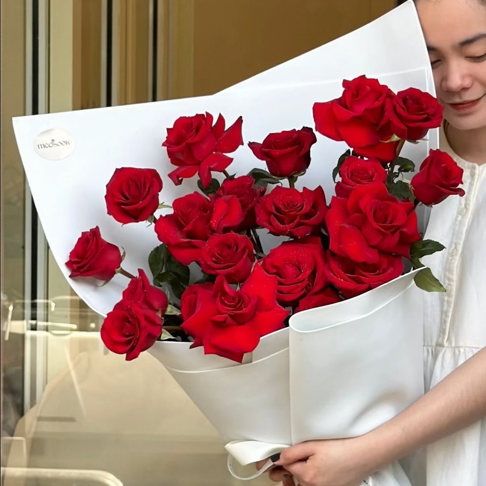 Grand Solo ช่อดอกไม้แดงล้วนห่อขาว จากร้านมีสุข